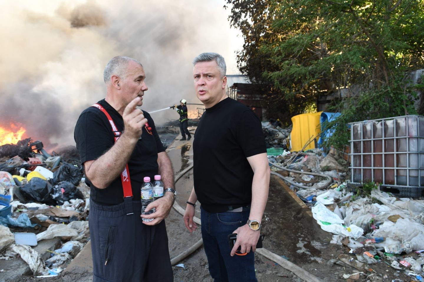 Пожарът в складова база за пластмаса край Стара Загора е овладян.