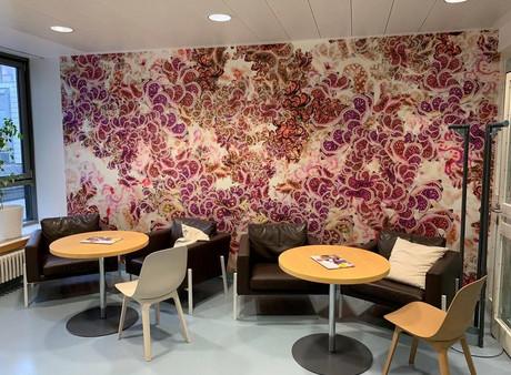 Kunst in der Klinik: Neues Wandbild für den Wartebereich der Frauenklinik am Virchow Klinikum