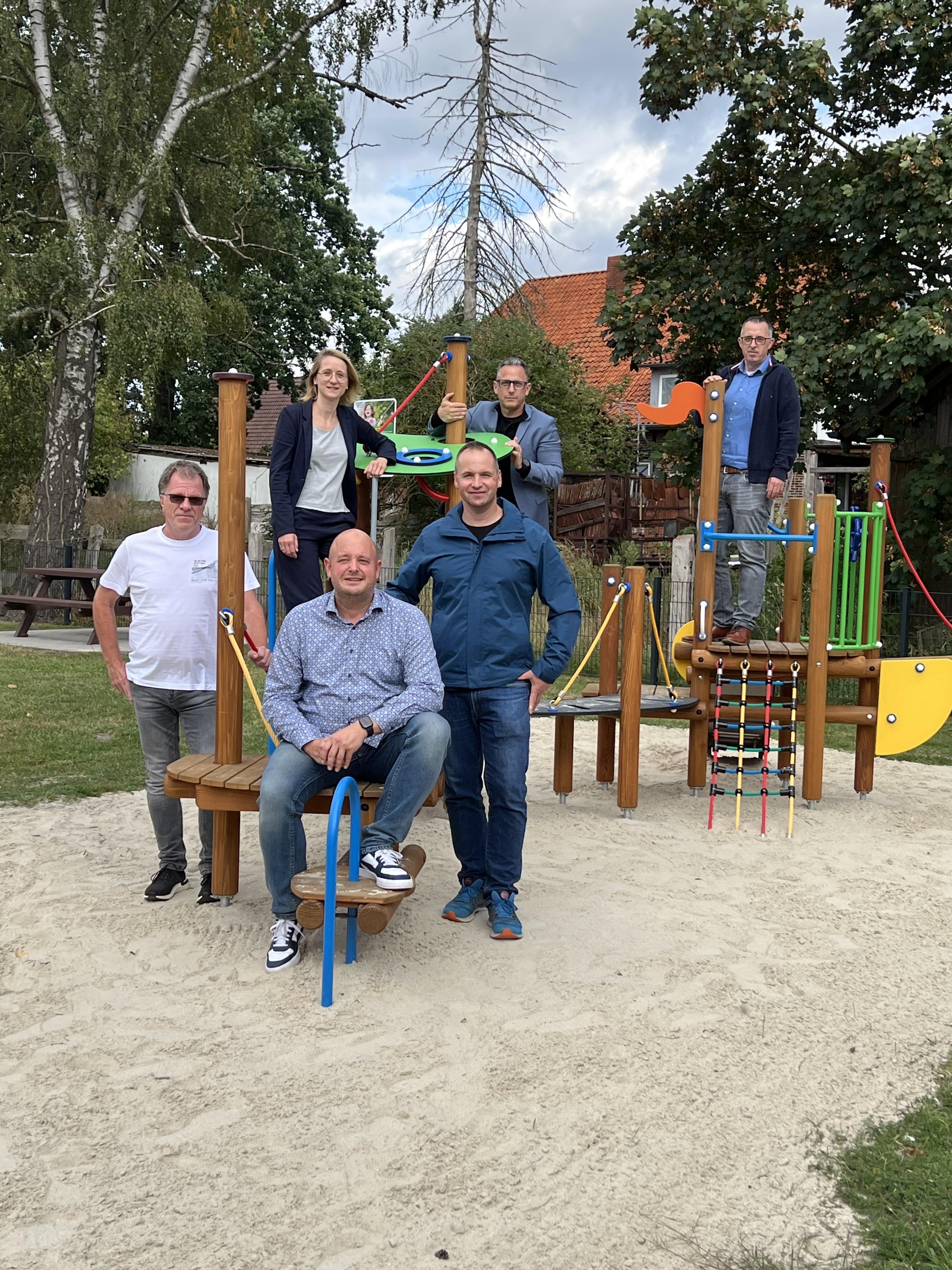Neuer Kleinkindspielplatz in Flettmar offiziell fertiggestellt