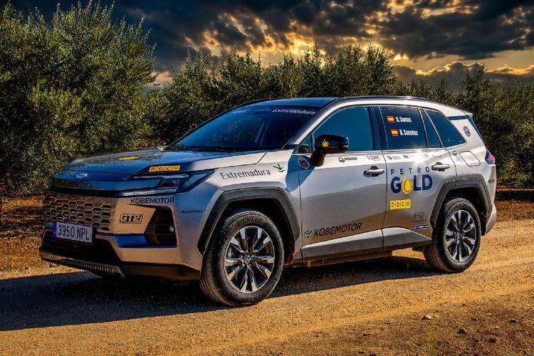 Toyota Kobe Motor estrena el RAV4 Plug In en el Eco Rallye A Coruña