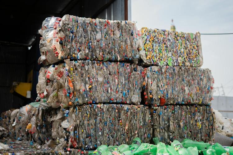 TotalEnergies lance à Grandpuits la première unité de recyclage chimique des plastiques en France
