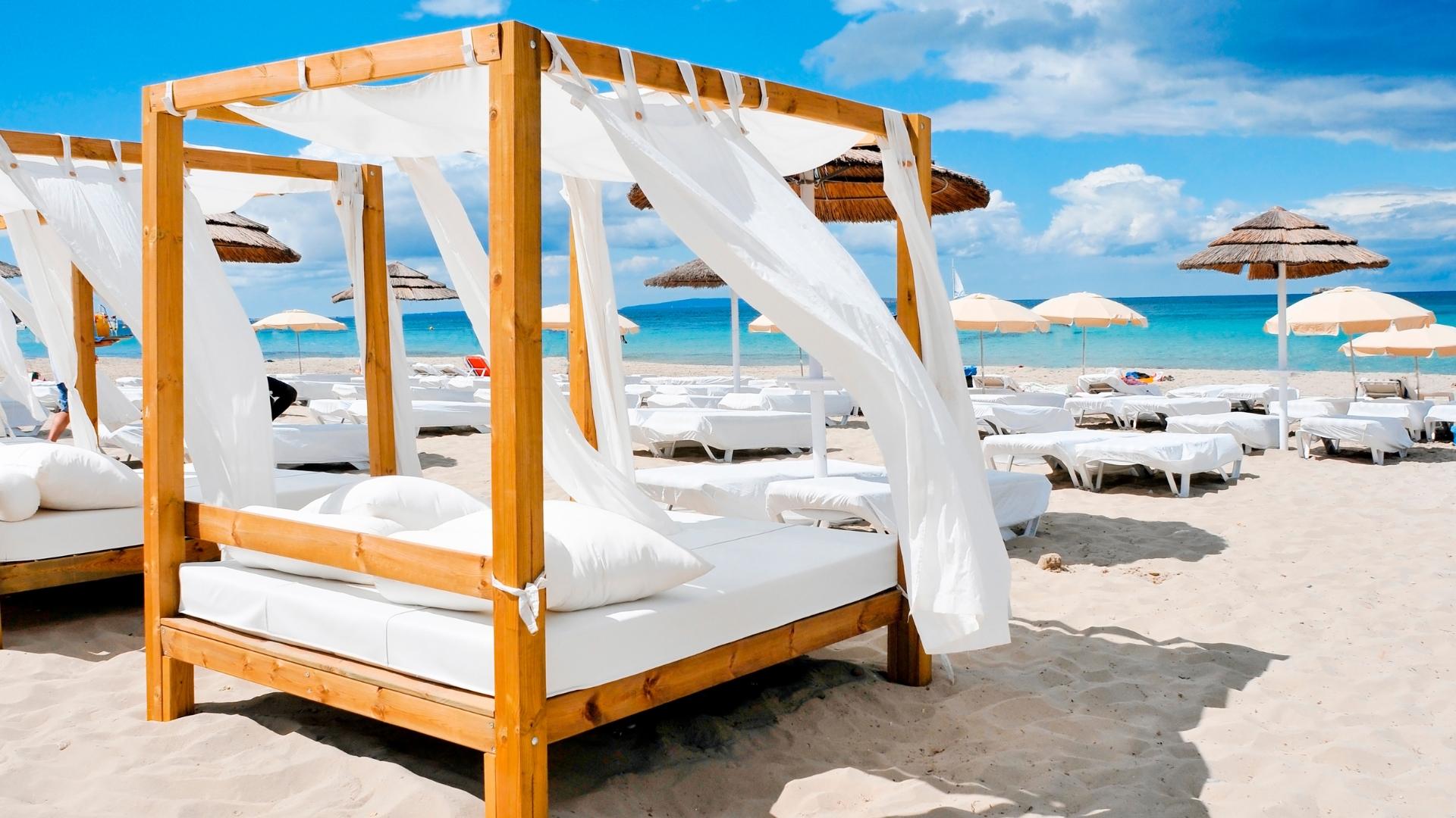 Ibiza, rime avec villages paisibles, plages et centres de yoga.