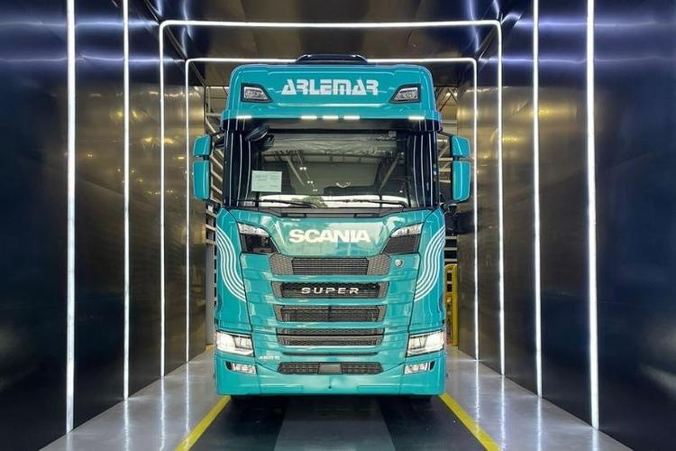 Um Super caminhão para os 30 anos da Arlemar Transportes