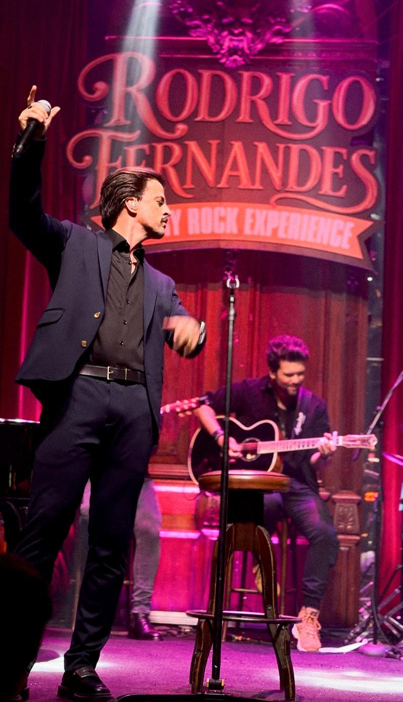 Com grandes clássicos do rock, Rodrigo Fernandes emociona público em gravação do DVD "Luxury Rock Experience"
