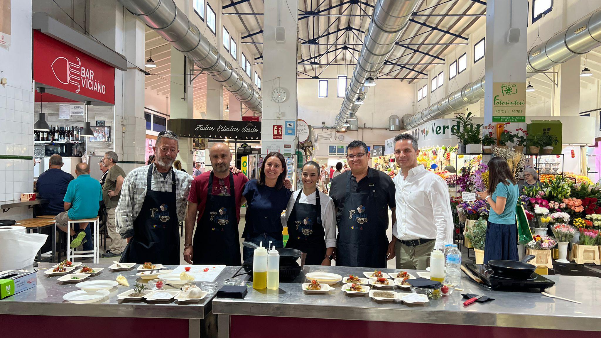 El Mercat de Dénia conmemora 71 años entre fogones con Belén Escrivà y la prensa