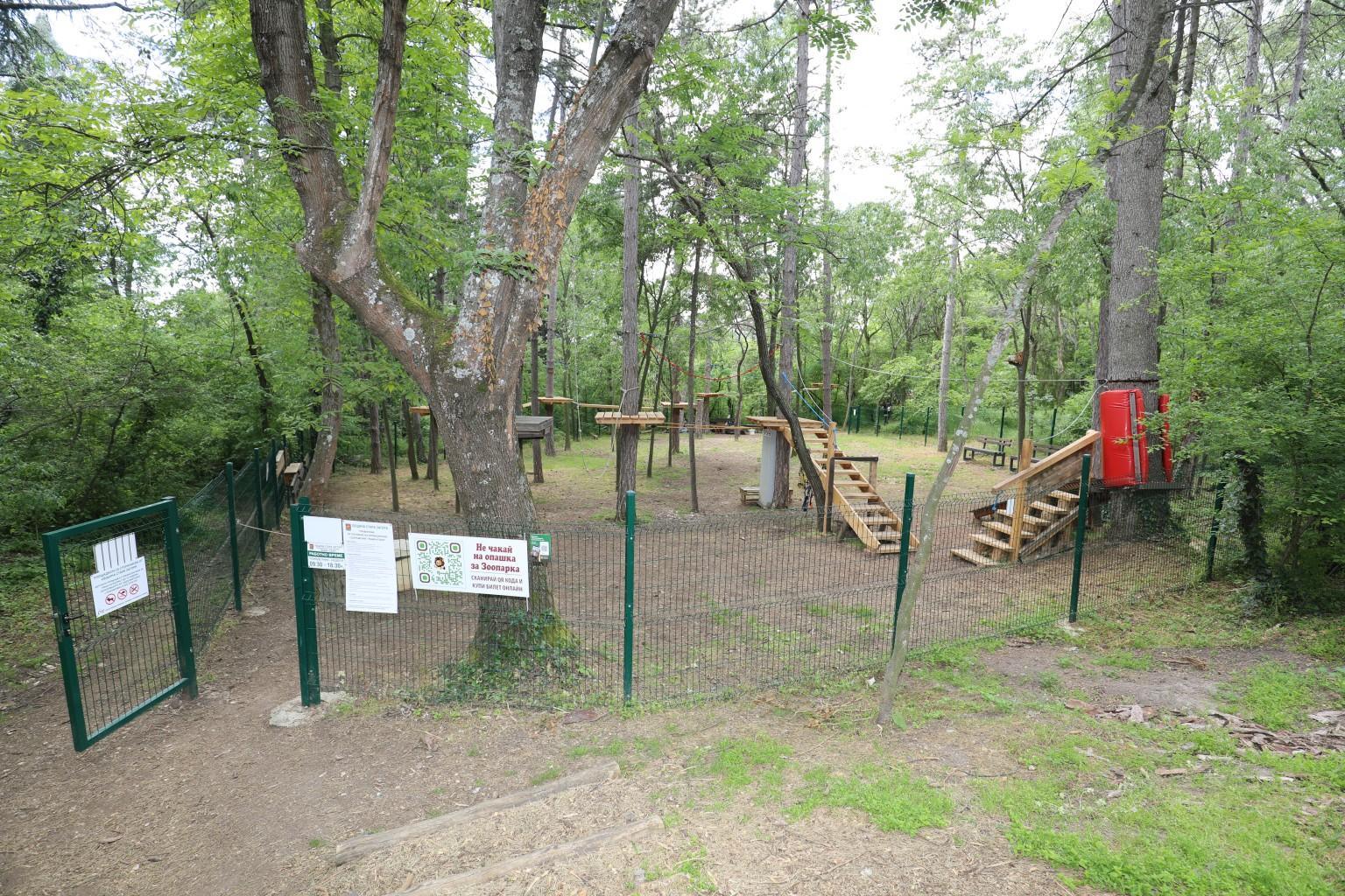 Въжената градина в парк „Митрополит Методий Кусев“ с кратко прекъсване на работата