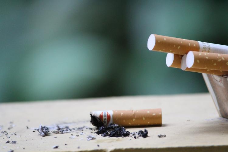 Arrêter de fumer après un diagnostic de cancer du rein est associé à une réduction des risques de mortalité et de progression