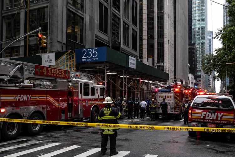 Autoridades de Nueva York ordenaron evacuaciones preventivas luego de que se detectaran columnas dobladas, grietas y pisos hundidos en un edificio de 37 pisos que está siendo convertido en apartamentos.