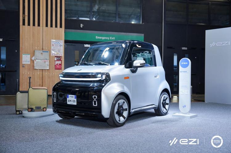 EZI PRESENTA SUS MICROCOCHES AI-NATIVE EM05 Y EM06 EN EL SALÓN DEL AUTOMÓVIL DE PARÍS 2026