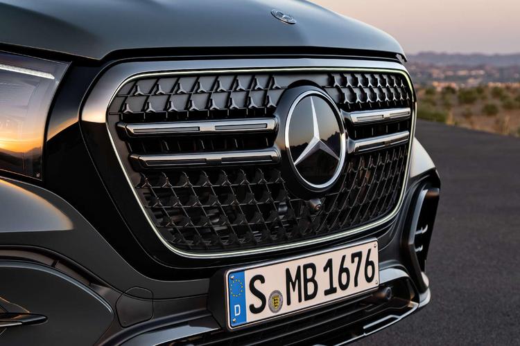 El nuevo Mercedes-Benz GLS estrena estrella vertical iluminada en el capó