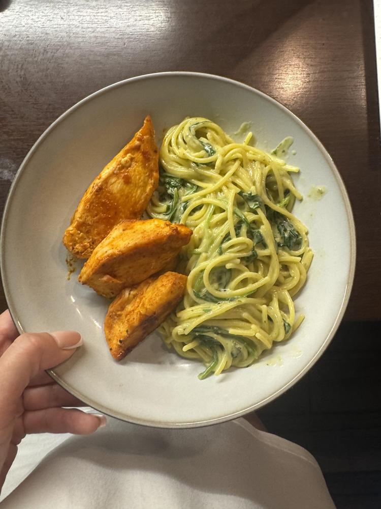 Vegán tejszínes-spenótos spagetti csirkemellcsíkokkal (4 adag)