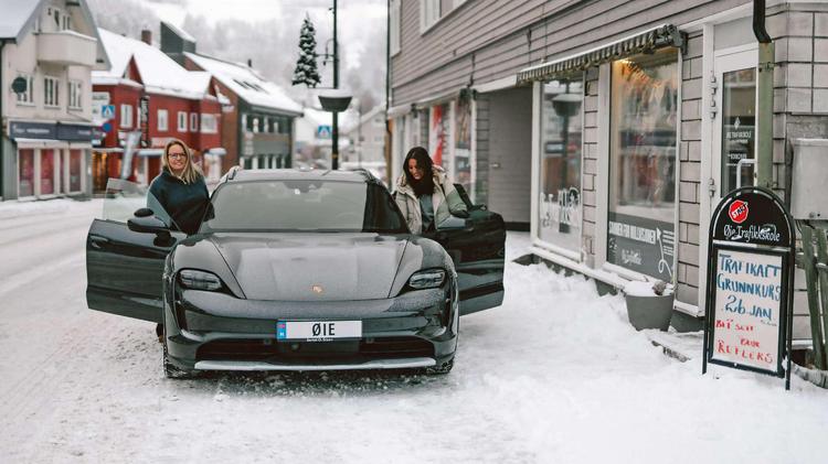 Sonja Petersen enseña a conducir en Noruega con un Porsche Taycan 4 Cross Turismo