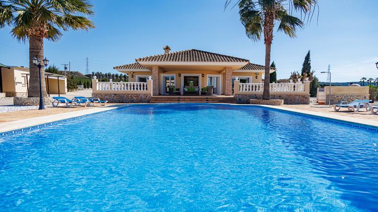 SAN MIGUEL DE SALINAS  : Spacieuse villa de plain-pied avec piscine de 50m2