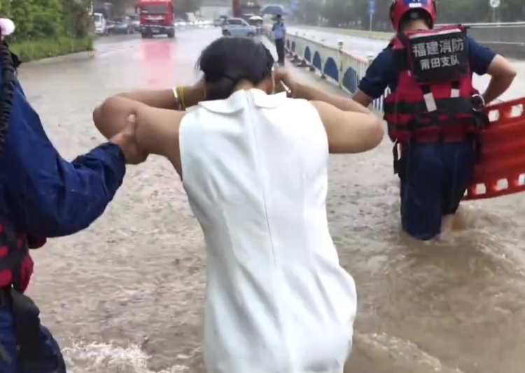 福建莆田暴雨大水覆盖地下停车场