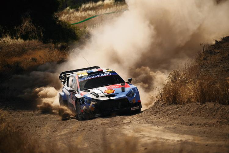 Rally Acrópolis: Thierry Neuville y Martijn Wydaeghe lideran la prueba
