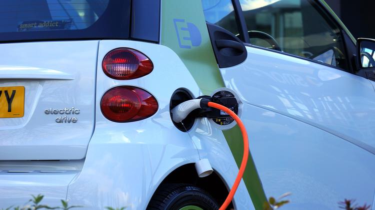 Tenerife estrena su red de 71 puntos de recarga eléctrica, pero en Canarias uno de cada tres está averiado