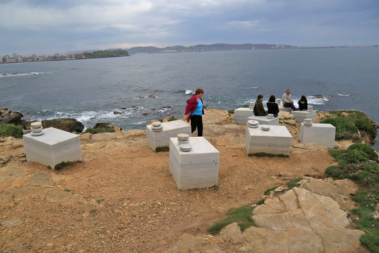 Escultura «Cantu los díes fuxíos» en Gijón