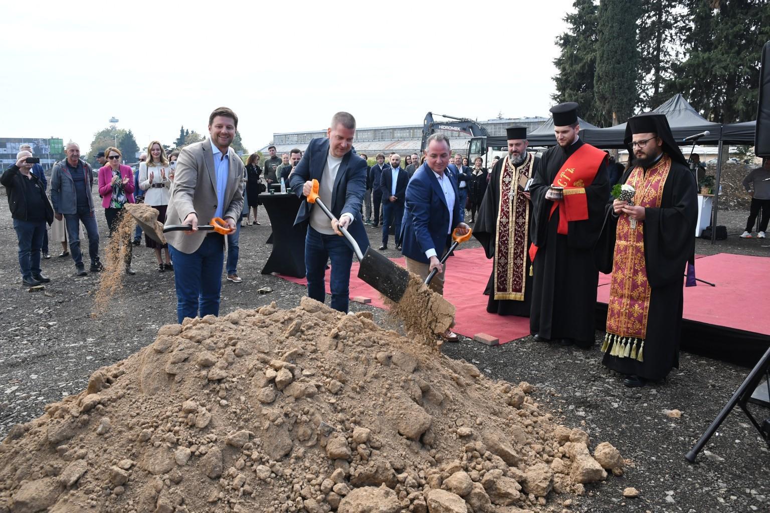 Кметът Живко Тодоров присъства на първата копка на XOPark Stara Zagora и пожела успех на инвестицията