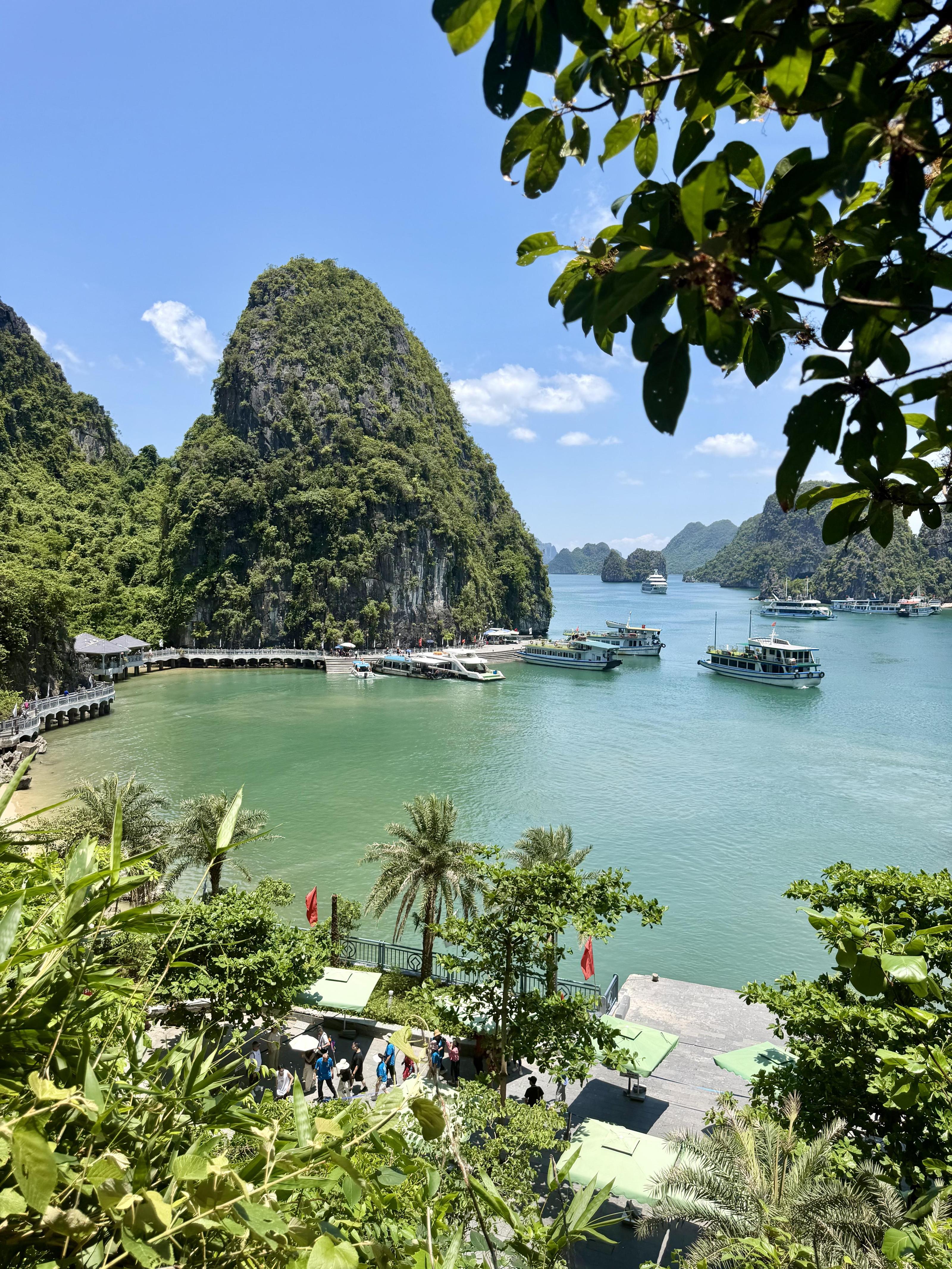 Exploring Ha Long Bay – Vietnam’s Natural Wonder 🇻🇳⛰️