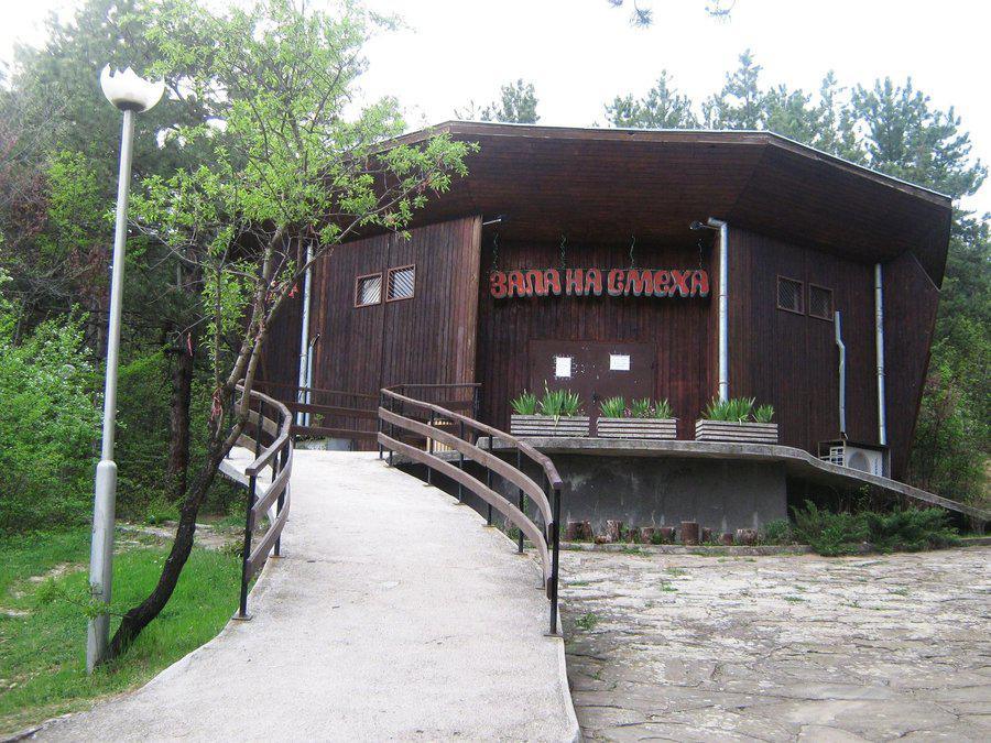 „Залата на смеха“ в Стара Загора преминава към лятно работно време