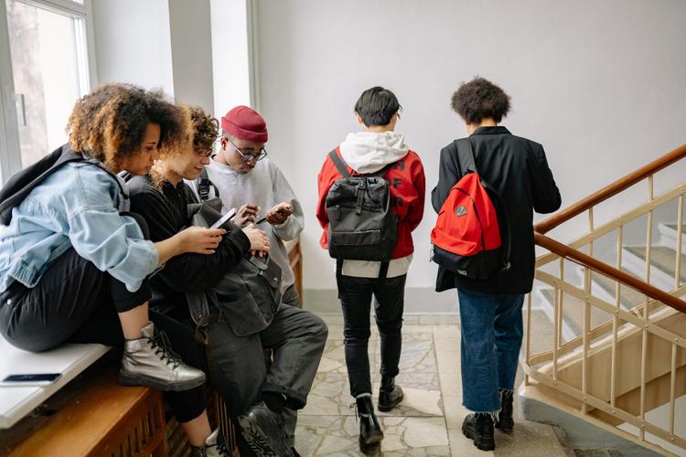 Interdiction des téléphones portables au lycée : ce que dit la loi