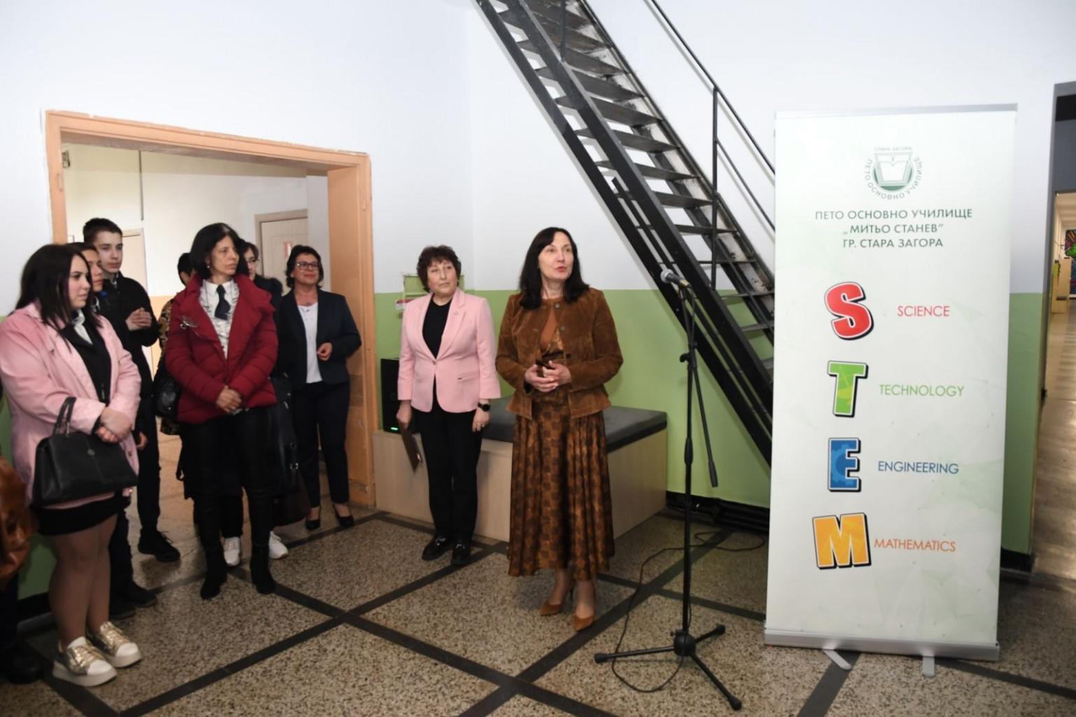Зам.-кметът Надежда Чакърова откри нов STEM център в Пето основно училище „Митьо Станев“