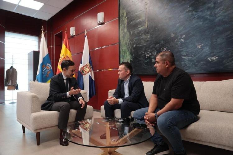 Ángel Bello expone al Cabildo de Tenerife las necesidades del motor
