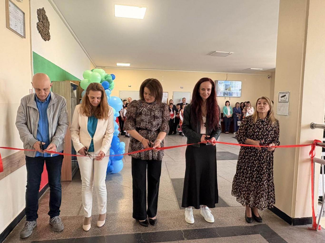 Модерен STEM център и високотехнологични класни стаи бяха открити в ПГЕ „Джон Атанасов“