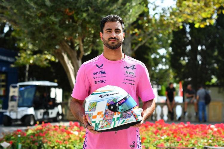 Kush Maini luce un casco solidario con la Akanksha Foundation
