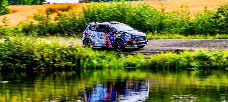 Calle Carlberg mantiene el liderato del Junior WRC pese al pinchazo en Finlandia