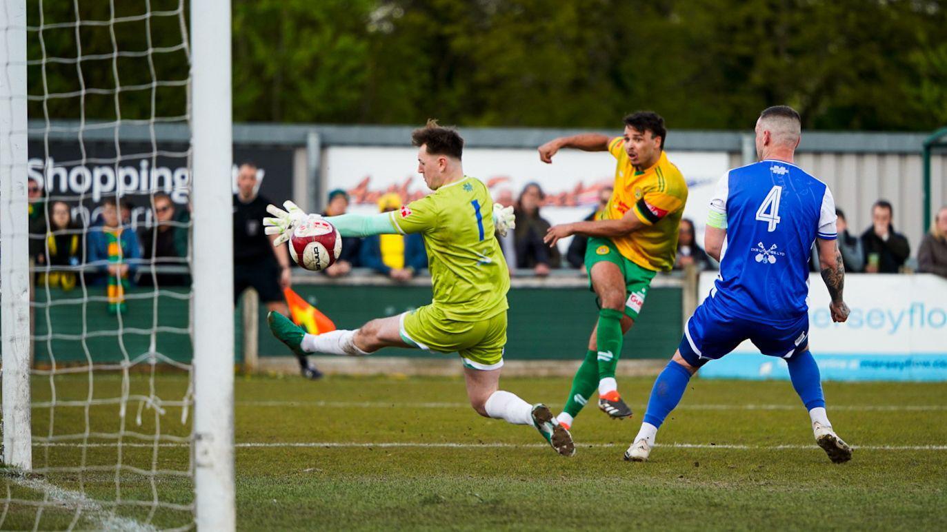 Fight for home advantage in play-off goes the distance