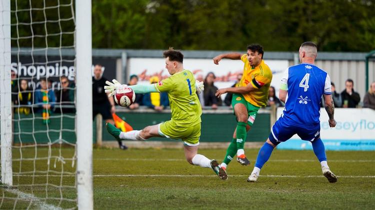 Fight for home advantage in play-off goes the distance