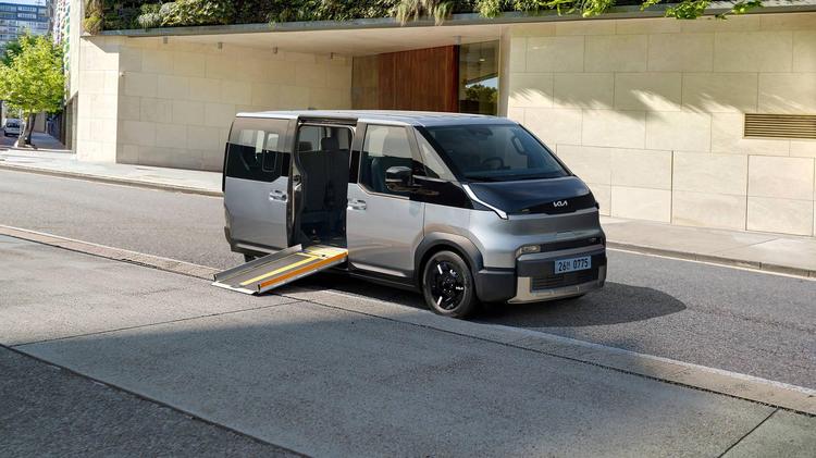 Kia presenta el PV5 WAV Side Entry: acceso lateral para sillas de ruedas con rampa manual de dos tramos