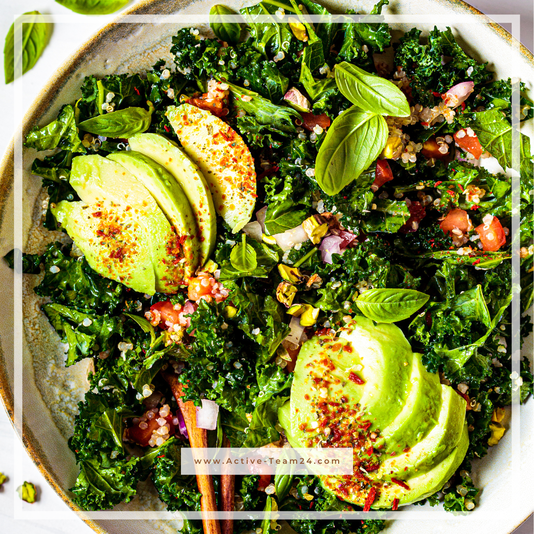 WÜRZIGER SPINAT MIT AVOCADO