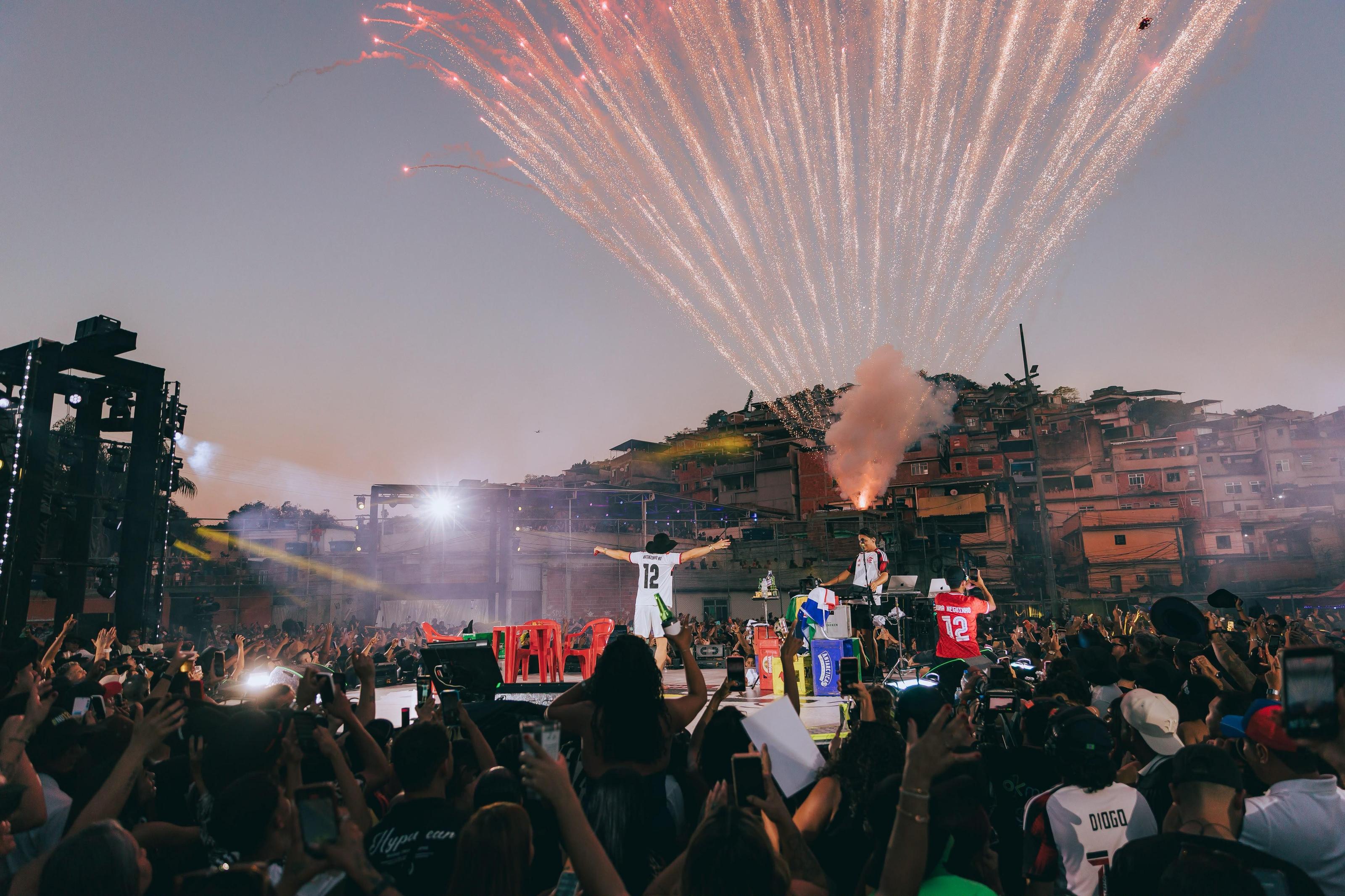 Natanzinho Lima reúne milhares de pessoas e transforma o Complexo do Alemão em palco para gravação do DVD "Favela Ao Vivo"