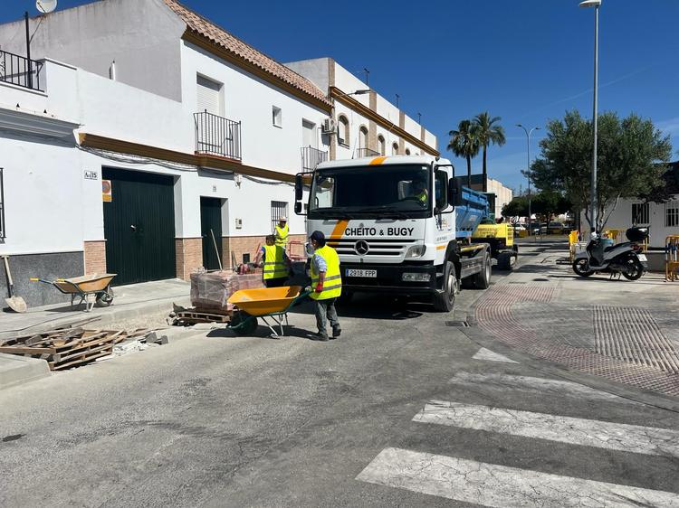 Avanzan a buen ritmo las obras de ampliación del acerado en Huerto Vicario