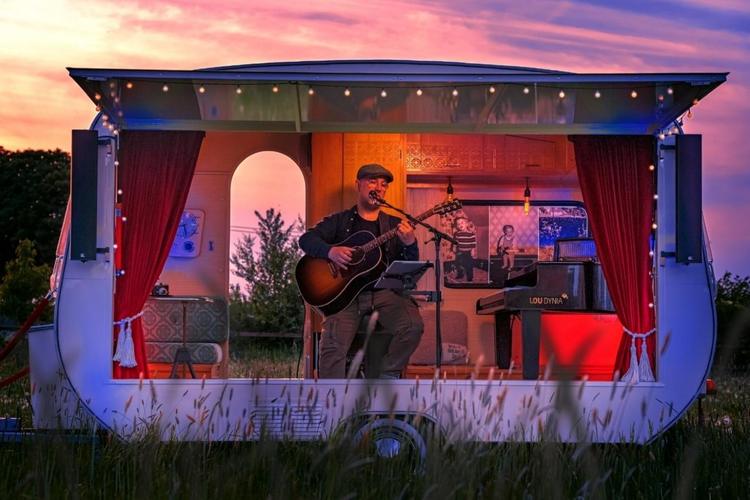 Aktion zum 25. im Juni: Wohnzimmerkonzert mit Lou Dynia