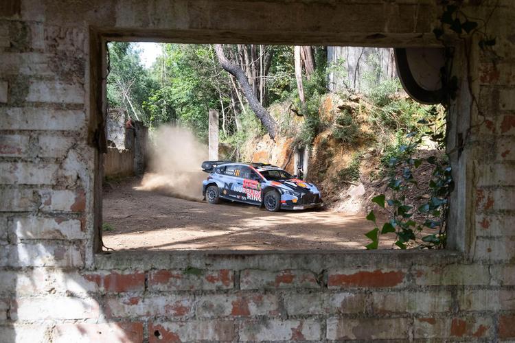 Rally de Portugal: Thierry Neuville asciende al segundo puesto mientras Adrien Fourmaux pierde el liderato por un doble pinchazo