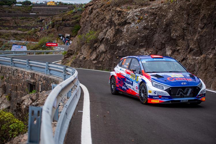 Pérez, Palomo y Ares se meten en el 'top ten' en el Rallye de Canarias