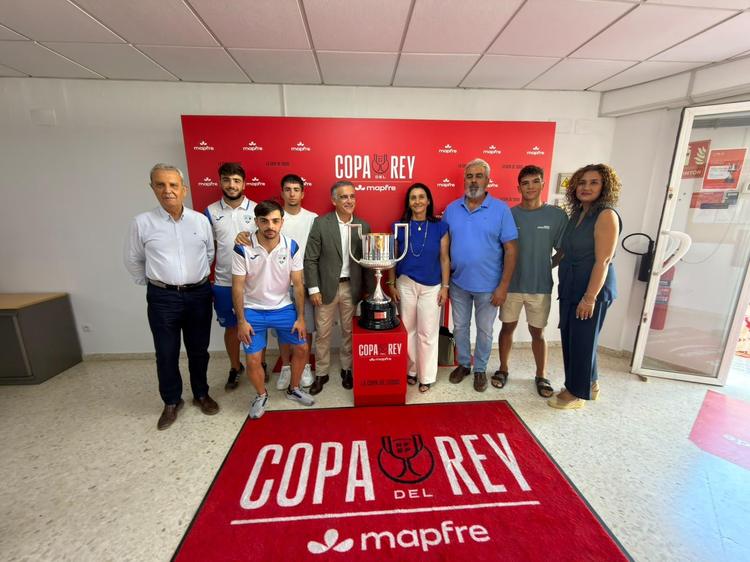   El trofeo de la Copa del Rey podrá visitarse este sábado en el Estadio Municipal de Fútbol