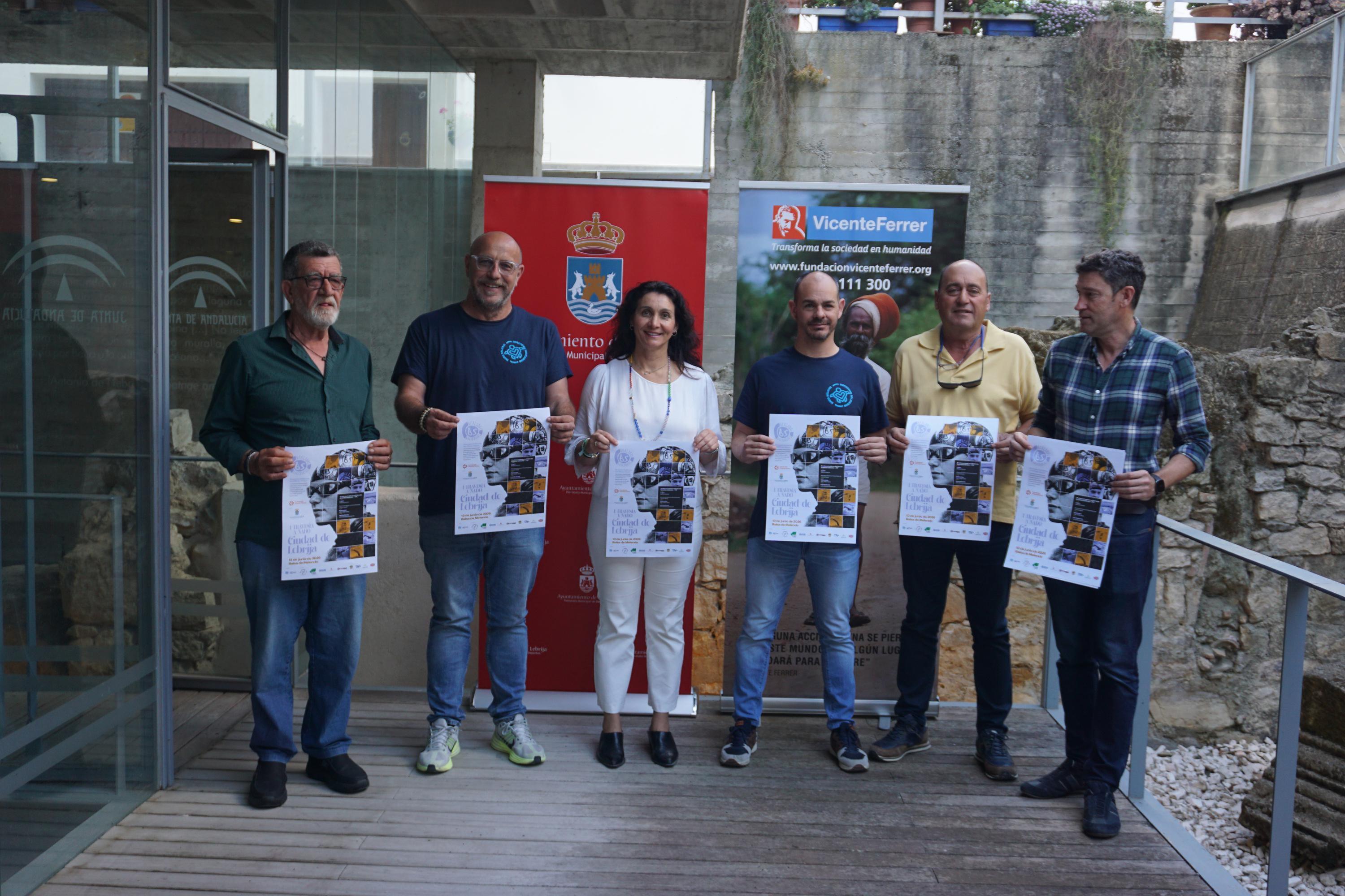 Las brazadas solidarias llegan a la Balsa de Melendo en la I Travesía a nado Ciudad de Lebrija