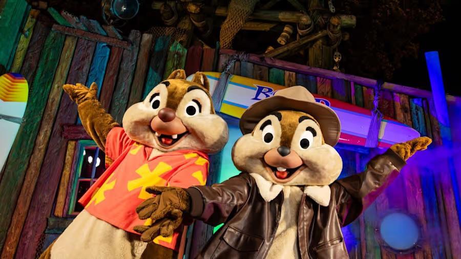 Disney H2O Glow After Hours bringt diesen Sommer Neonnächte und nostalgische Charaktere in die Typhoon Lagoon.