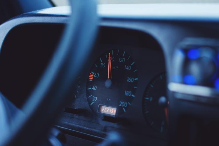 El dilema ético del tranvía aplicado a los coches autónomos esconde un error conceptual profundo: estamos humanizando máquinas que razonan de manera radicalmente diferente a nosotros.