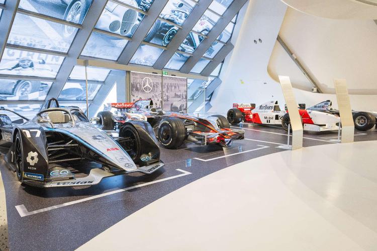 La exposición de las Flechas de Plata de Mercedes-Benz ya puede visitarse en Mobility City Zaragoza