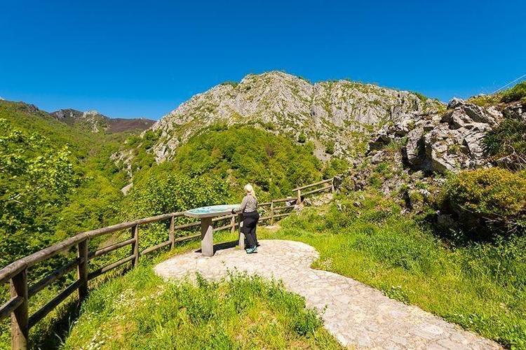 Parque Natural de Redes, Reserva de la Biosfera UNESCO, ofrece cascadas de 60 metros y lagos de montaña