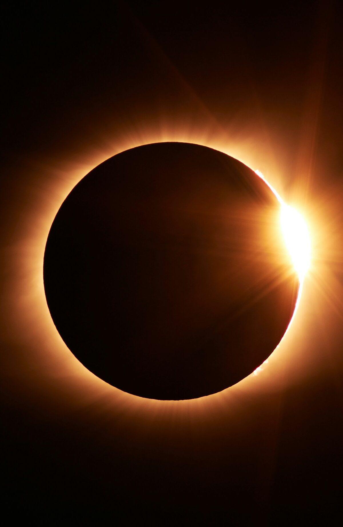 Expertos recuerdan cómo observar de forma segura el eclipse solar 