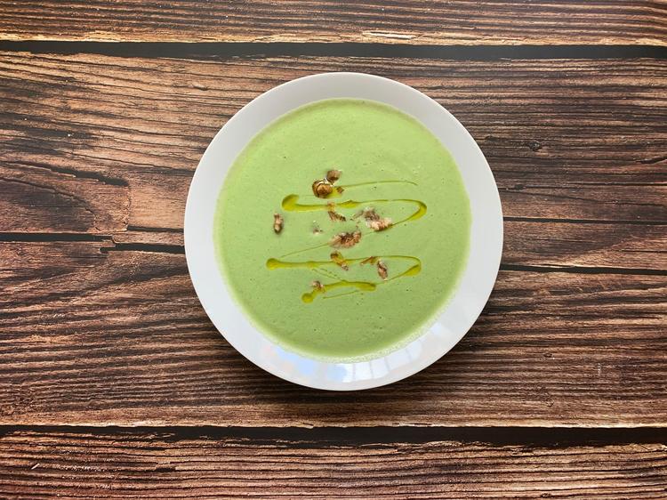 Soupe crue courgette-avocat-menthe, tapenade