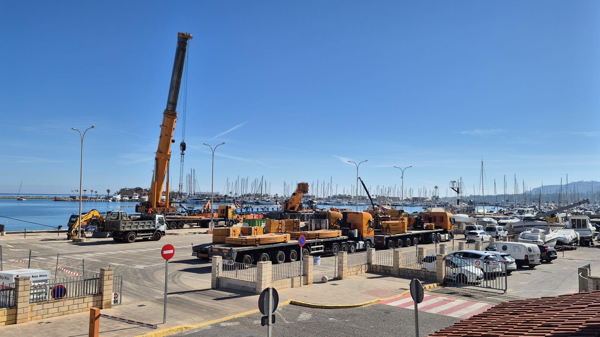 La Generalitat inicia el desguace de la draga abandonada en el puerto de Dénia