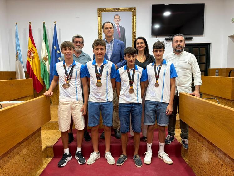 El Ayuntamiento reconoce el éxito de los jóvenes deportistas del Club Piragüismo Tarfia en el Campeonato de España