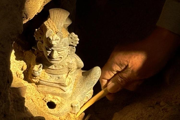 1,400-year-old tomb of elite toddler uncovered at Huaca de la Luna